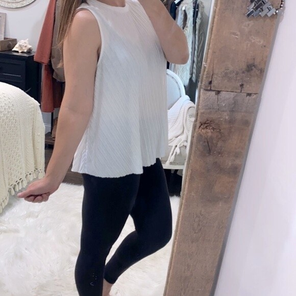 New Directions white sleeveless flowy top size large; new with tags - Picture 2 of 3